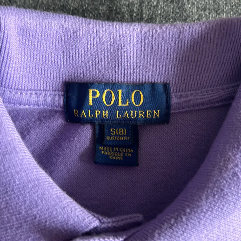 Bra skick. Lila Ralph lauren piké. Storlek Small (8) för barn. Övrigt.