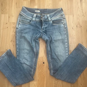 Pepe jeans - Säljer dessa pepe jeans som jag haft ett bra tag. De är i modellen straight och är lågmidjade. 
