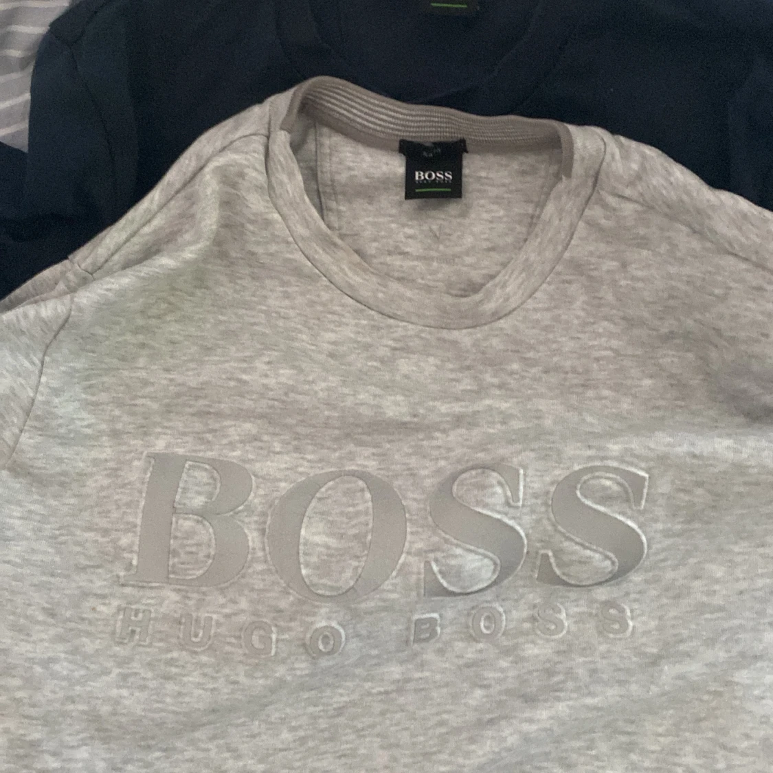 4 Hugo boss sweatshirts - 90
