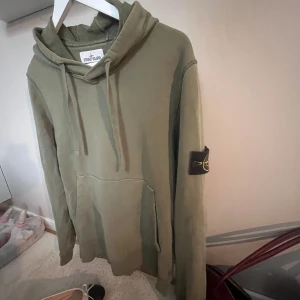 Hoodie - Stone island hoodie, äktahetsbevis på Slide 4! Det är en hoodie för män, men tjejer kan också ha denna!! Nypris: ca 4000kr