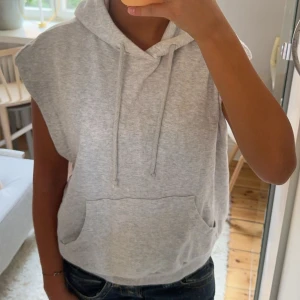 Kortärmad hoodie🤍🤍 - Så snygg trendig kortärmad hoodie 