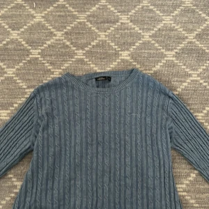 Tunn tjocktröja - En fin tunn tjocktröja perfect för våren i en fin grå blå färg 