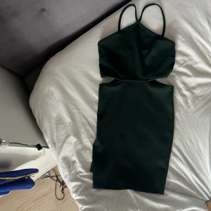 Mörkgrön klänning  - Klänning är från ginatricot och är i storlek S, har aldrig anväd, helt ny 💚💚
