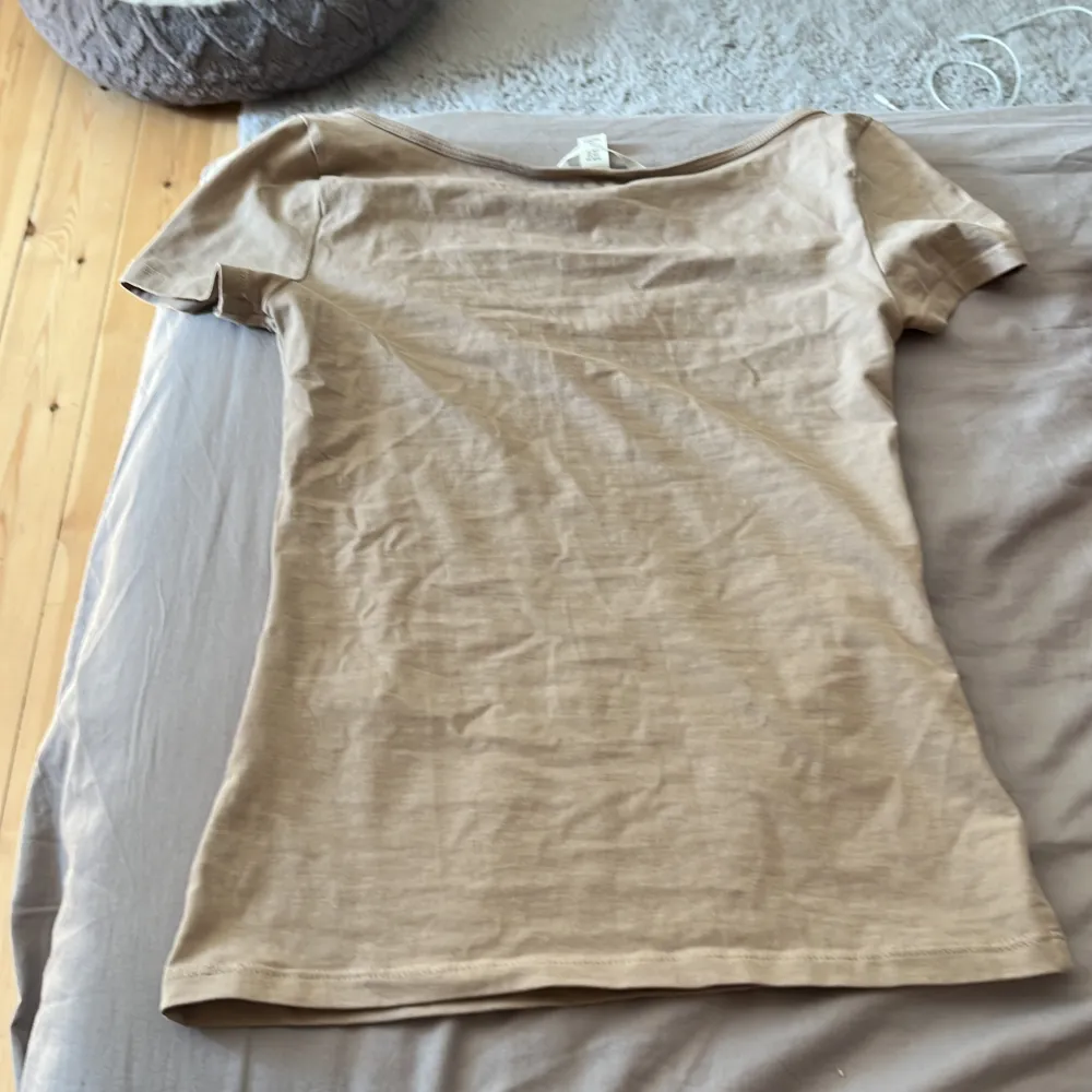 Säljer en baby tee/ tight topp från hm då jag inte tycker den sitter så bra!! Sällan använd typ Max 2 gånger så knappt använd! Fint skick!!. T-shirts.