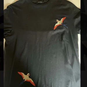 Axel Arigato tshirt - T-shirt från axel Arigato Sparsamt använd så i mycket bra skick Nypris ca 800kr Köparen står för frakten