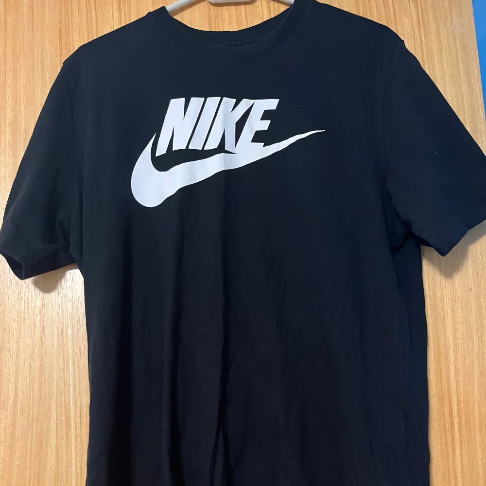 Nike tröja använd några gånger men bra skick, inga hål, fläckar.  Blå Nike byxor använt sparsamt som ny skcik.  Vit nike byxor använt 1 gång som ny.. Jeans & Byxor.