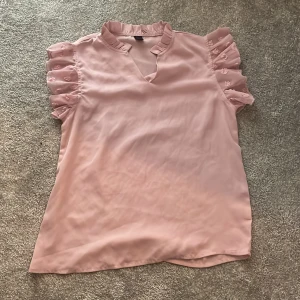Rosa blus! 💕💕 - Superfin ljusrosa blus från Shein med volang armar och krage. Använd fåtal gånger! 💕