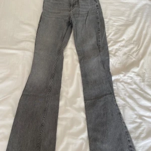Grå jeans  - Gråa jeans från Gina tricot i storlek 32, jätte bra skicka använda 1 gång,  Står inte för frakt men kan posta dom om man swishar innan