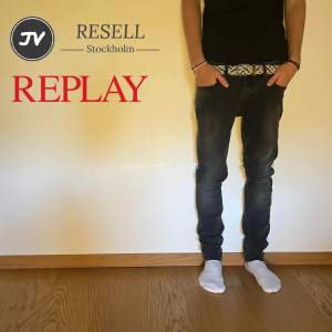 Replay Jeans | Modell luz | 9/10 skick knappt använda | W31 L32 | modellen på bilden är cirka 175 och väger cirka 55kg | nypris 1800kr vårt pris 499kr