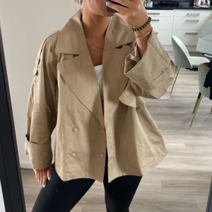 Jacka  - Svin snygg trenchcoat till hösten!! ❤️‍🔥❤️‍🔥 jag brukar ha strl S i kläder, ville ha den oversized 