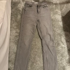 Gina jeans - Säljer dessa jeans från gina tricot Super fina men passar dock inte mej längre Knappt använda
