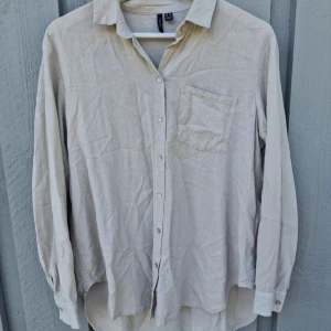 Skjorta - VERO MODA   En skön skjorta som man kan bära knäppt eller uppknäppt, smaksak. Stl xs men en mer Relaxed modell. Passar s-m också! Utan anmärkningar mer än skrynklig efter flytt