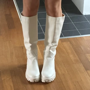 Boots - Knähöga boots i bra skick. Smått skitiga längst ner och fläckar, men inget man egentligen tänker på. Skriv för fler bilder och om ni undrar över något🤍 Ligger vanligtvist mellan 37 och 38 i storlek å dessa i 38 sitter perfekt