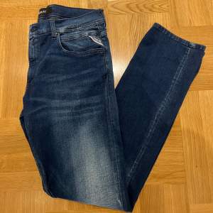 Snygga Replay jeans, grover, storlek 33, 32 Skick 9/10. Använt fåtal gånger Hyperflex material