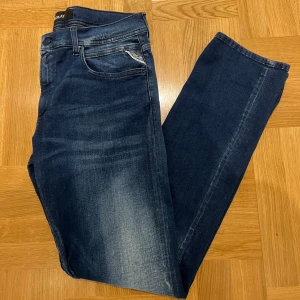 Replay jeans - Snygga Replay jeans, grover, storlek 33, 32 Skick 9/10. Använt fåtal gånger Hyperflex material