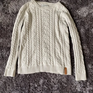 Rory Gilmore stickad tröja  - Super söt stickad tröja från lager 157 som ser ut som den trendiga tröjan från Gilmore Girls. Strl 150 men passar XS-S. Priset är + frakt. Använd inte köp nu utan kontakta mig privat vid intresse. 💞💞