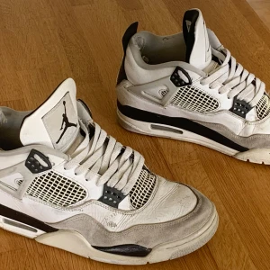 Jordan 4 Military black  -  Säljer mina gamla Jordan 4 Military black. Jag har varken orginalsulorna eller kartongen kvar. Kan tänka mig att gå ner i pris vid snabb affär. 