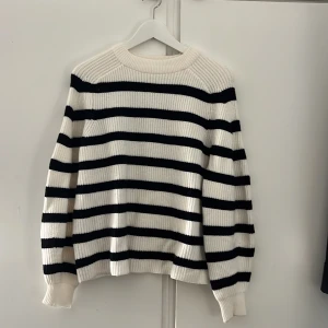 Stickad randig tröja  - Tänkte ta och sälja min helt oanvänd tröja från Pull&Bear och är i storlek S / 26. Varför jag säljer tröjan är på grund utav att den aldrig kommit till andhämtning och därav i nyskick. 