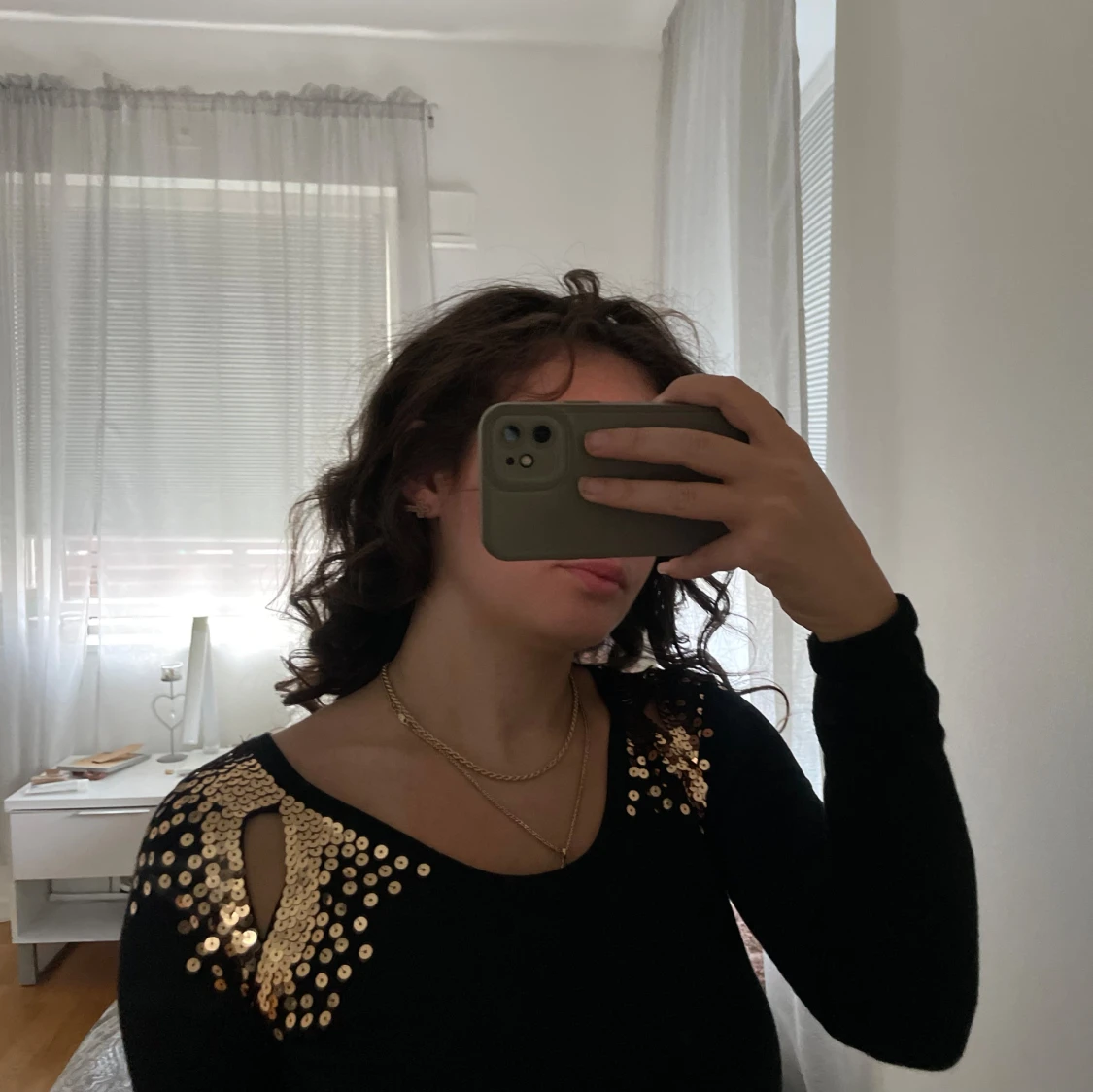 Kort elegant klänning med gulddetaljer. - 91