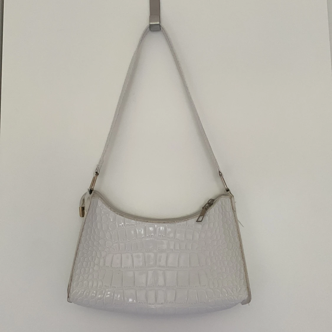 Vit handväska med krokodilprint
