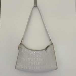 Vit handväska med krokodilprint - Söt vit handväska med, använd många gånger men är inte trasig  