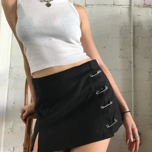 unif collins kjol - äkta svart unif collins kjol i perfekt skick, oanvänd! storlek S, skriv får frågor/mått! 🩷obs första bilden är lånad då den ej passar mig! orginalpris 800kr men säljer billigt då jag vill bli av med den