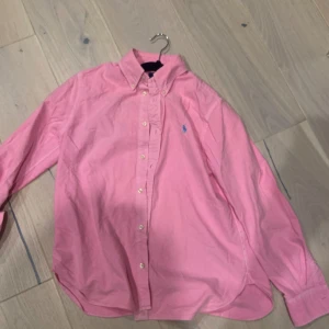 Ralph lauren skjorta - En använd rosa ralph lauren skjorta stl s