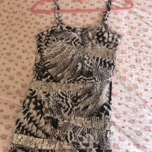 Supersnyggt y2K linne😻😻 - Ett supersnyggt linne i y2K stil med paljetter på😍😻😻Står ingen storlek men skulle säga xxs/xs i vuxienstorlek!