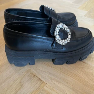 Chunky loafers med spänne från Alohas - Favoritskor i bra skick, men får inte plats i resväskan så jag hoppas att de kan få flytta in i någon annans garderob och få förlängt liv✨