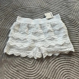 Spets shorts  - Säljer ett par ursnygga spets shorts, HELT NYA!!😍😍(lånade bilder)