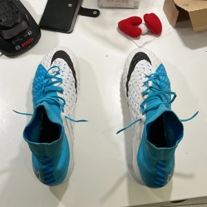 Nike fotbolls skor - Storlek 47 små i storleken passar 46/45,5. Oanvända skor. Säljer dom då jag har ett par andra. Priset kan diskuteras