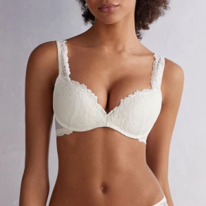 Vit spetsbehå - vit super fin Intimissimi bh som endast är testad. tog bort lappen innan jag testade därav kan inte lämna tillbaka. 