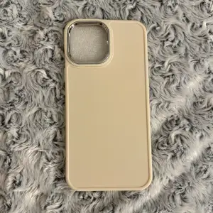 Säljer denna beige skalet för iPhone 13 pro max pga jag har fått en ny mobil. Skalet är i ett helt nytt skick pga den aldrig har använts tidigare. Säljs även i rosa och svart. Alla tre säljs för 45kr!Fler bilder kan skickas😊