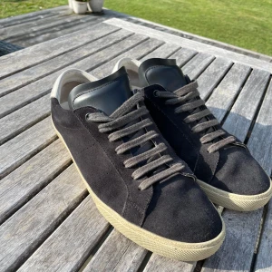 Saint Laurent skor  - Ett par riktigt feta saint laurent inför skolstarten. Storleken är 40 men passar även 41