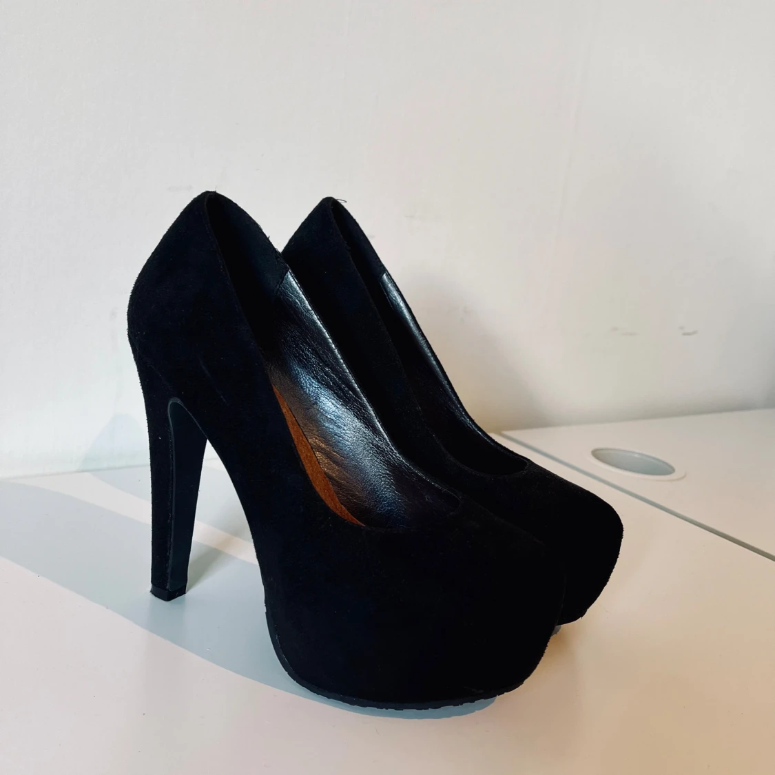 Platåpumps i sammet