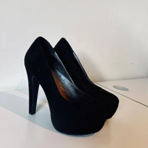 Platåpumps i sammet - Som nya! Platå 5cm, klack 13cm. Superfina🖤