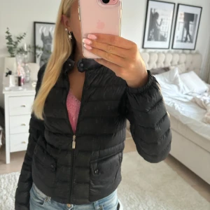 Moncler Jacka - Säljer min fina moncler jacka i modellen LANS. Inga defekter. Säljer på grund av att jag tröttnat och vill köpa en cardigan istället. Storleken är 0 vilket motsvarar xs.❤️ÄKTA/Möts up! 