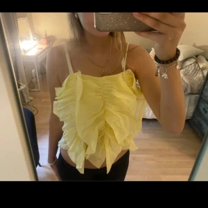 Gul topp - Super söt gul topp från H&m, i mycket bra skick.