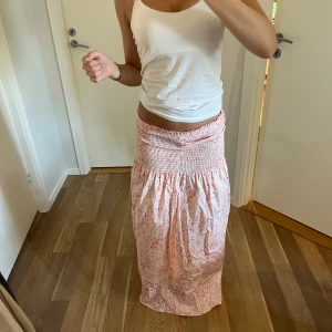 Långkjol - super fin Långkjol, aldrig använd, super fin utan några som helst defekter! Skriv privat om ni har några frågor ! 💞💞