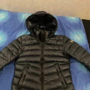 Colmar jacka - En marinblå colmar jacka i utmärkt skick! Använd under 2 månader sen köptes en ny därav ska den säljas. Storlek 36/ S. Köpt från Miinto