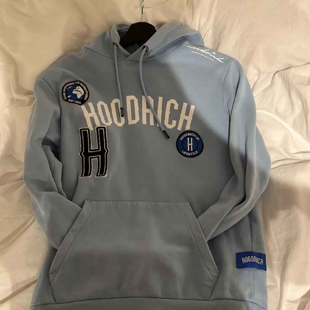Säljer min jättesnygga hoodie från hoodrich, unik färg och skönt tryck på framsidan. Storlek S. Hoodies.