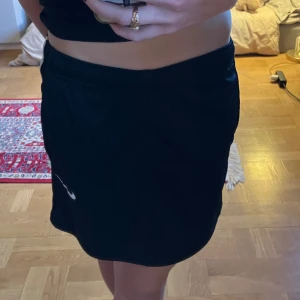 Nike kjol - En cool Nike kjol. Är i träningmaterial, men funkar absolut att ha utan att träna ❤️