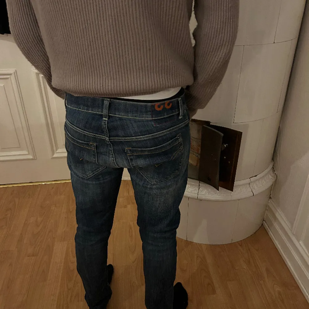 Helt nya dondup jeans som jag fick som present över julafton. Säljes pga fel storlek och kan inte lämna tillbaks!  Cond 10/10  Super fin färg utan hål vilket är väldigt fräsch och snyggt.   Model Goerge  Storlek 33. Jeans & Byxor.