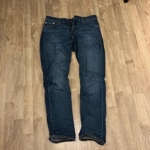 Levis jeans - Levis 511 ganska lika anbass i passformen använda lite men dom är i mycket bra skick inga defekter eller liknade!