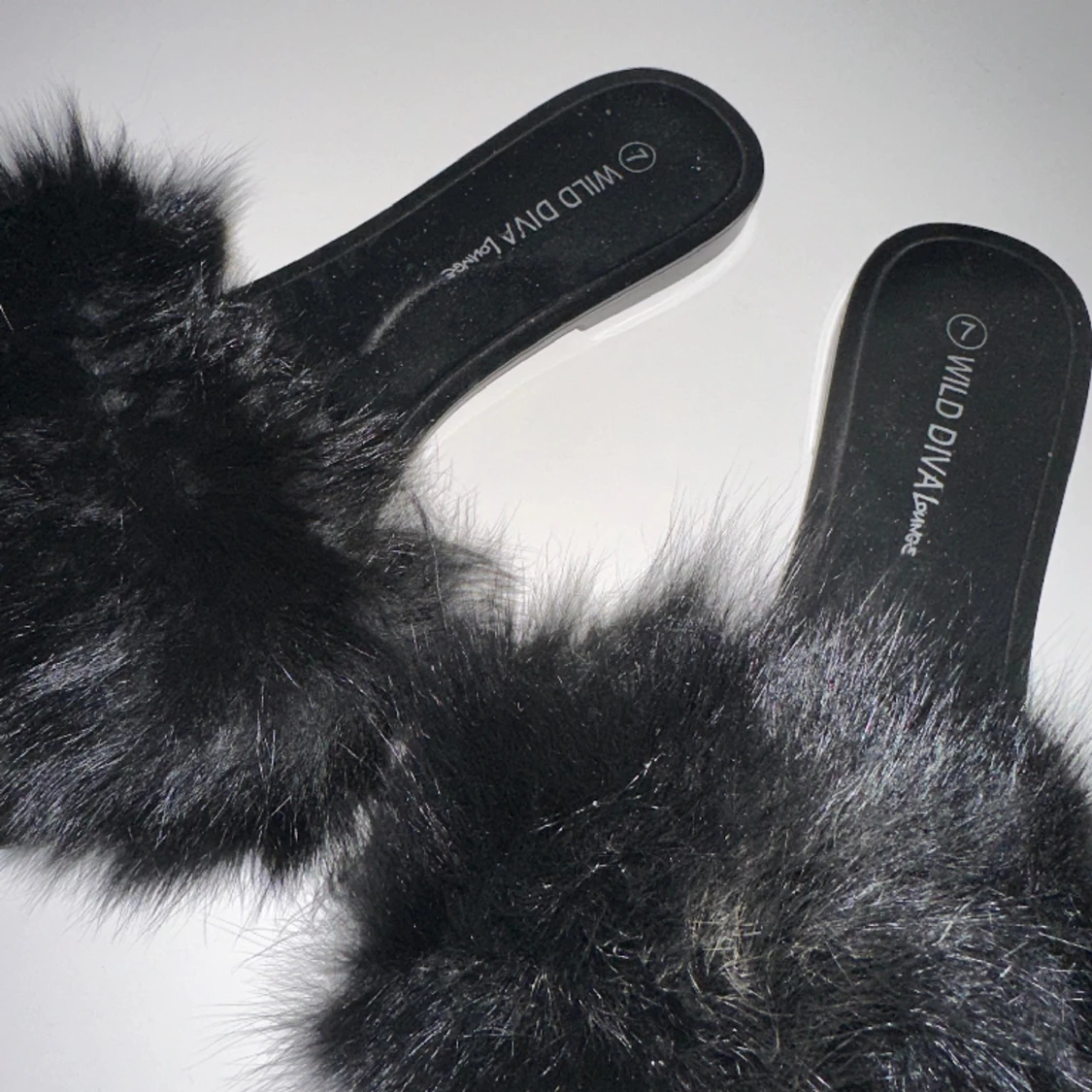 Svarta Pälstofflor från FanshionNova