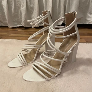 Vita klackskor - Säljer supersnygga vita klackar då dem inte längre kommer till användning💕 använda fåtal gånger och är i nyskick 