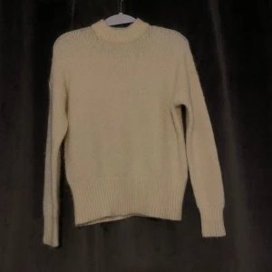 Stickat tröja - Från lager 157 i storleken xs/s