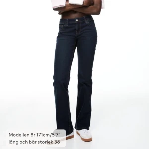 Flared Low Jeans - Säljer dessa jeansen från h&m som nästan alltid är slutsålda i storlek 34. Endast använd ett par gånger och skicket är som nytt, inga tecken på användning! 