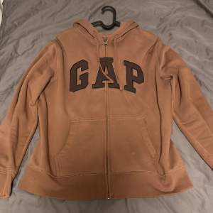 Brun gap zip hoodie i storlek L som är i bra skick
