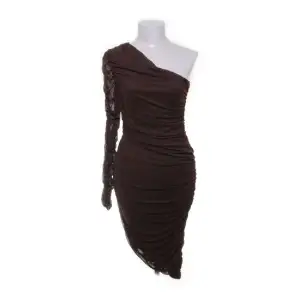 En gullig brun klänning med en långärmad sida och en kortare sida vid låren, den är använd endast en gång och är i väldigt bra skick, kontakta för frågor💕